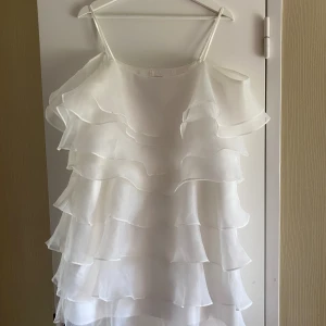 Kami mini dress by malina - Vit klänning perfekt till studenten! Från by malina. Helt oanvänd endast testad men tyvärr inga prislappar kvar. 