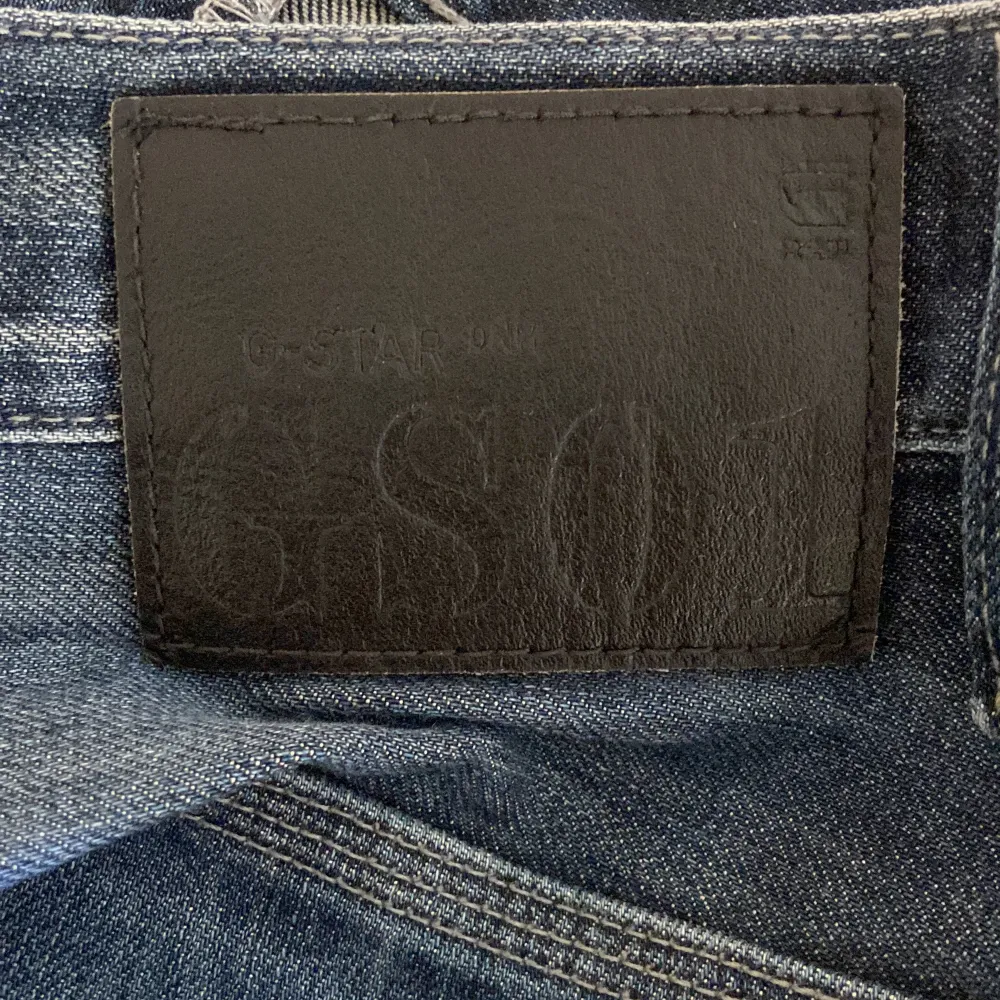 Säljer dessa jeans från G-Star | Storlek: 32/34 | Skicket på jeansen är mycket bra utan några defekter | Mitt pris: 399kr - Nypris: 1300kr | Hör gärna av dig vid minsta lilla fråga!! |. Jeans & Byxor.