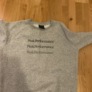 Peak performance sweatshirt grå storlek 170 Bra skick - 170 bra skick knappt använd. Gosig