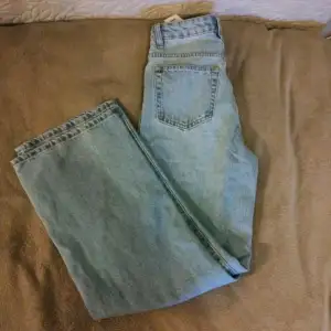 Helt nya högmidjade jeans, endast provade. Säljer endast pga dem är för små för mig.