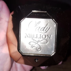 Paco Rabanne Lady Million edp parfym - Två sprut är använt. Så den är helt full.