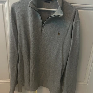 Polo Ralph Lauren Quarter Zipp - Skick 8/10 snöret på dragkedjan har hoppat av annars är den som ny. Säljer pågrund av att jag tappat intresset. Riktigt fin quarter zip. Nytt pris 2000kr+