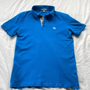 Burberry piké  - Hej, säljer en Burberry pike i storlek S. Knappt använd, väldigt bra skick 9/10. Vid fler frågor hör av er! Priset kan diskuteras vid snabb affär!