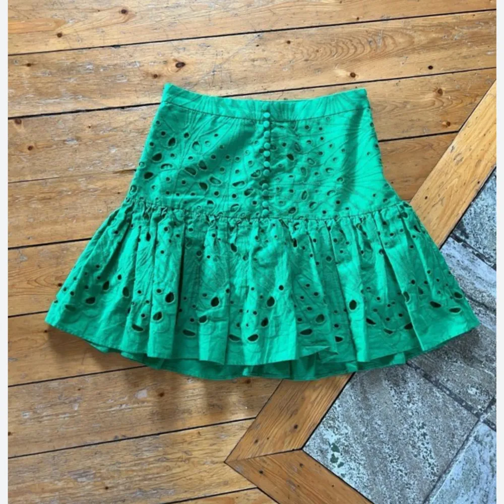 Säljer denna supersnygga kjolen perfekt till sommaren🥰Den är inte mycket använd och i bra skick. Kjolar.
