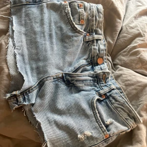 Jeanshorts - Midwaist jeansshorts, avklippta från ett par jeans. Knappt använda då de är lite för små 💘