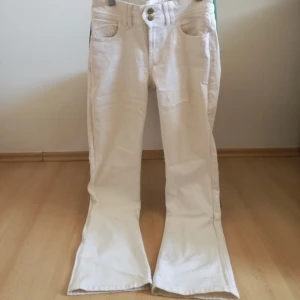 lågmidjade jeans  - SUPER fina! säljer pga att de inte passar mig 😫 Midjemåttet är ca 35/36cm rakt över och totala längden är 103cm. använd köp nu! 🩷