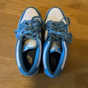 Nike skor - Säljer just nu mina Nike skor eftersom dem var för små för mig. Skick 8/10. Använd 1-2 gånger. Köparen står för frakten och pris kan diskuteras.