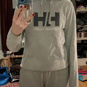 Supersöt Helly Hansen hoodie som dessvärre inte blivit så använd💞Storlek M och sitter snyggt oversize på mig som har S💞 hör av er vid frågor <3 