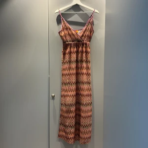 Maxidress från Lipsy, stl 38, varmrosa - Maxiklänning med slitsar i sidorna, använd en gång, påminner om en missoniklänning, stl 38 i fina varmrosa toner