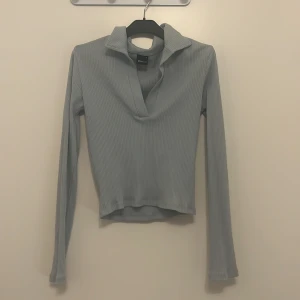 Långärmad Piké Gina Tricot - Ljusblå långärmad piké tröja från Gina tricot.  Använd få ggr.  Storlek S.  