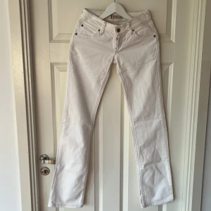 Vintage levis jeans lågmidjade straight! - Så snygga vintage levis jeans lågmidjadd i storlek s/xs, de är lite utsvängda även långa i benen.