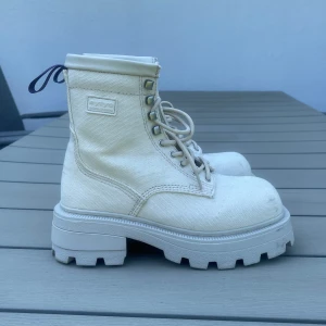 Eytys Michigan Boots - Eytys Michigan boots i storlek 38. Passar mig som i vanliga fall har 39. Beige! Använda kanske 3 gånger så i superfint skick. Inget slitage, men finns några pyttesmå fläckar som jag ej testat ta bort. En liten rengörning så blir de nog som nya igen💘  Låda och dustbag medföljer. 