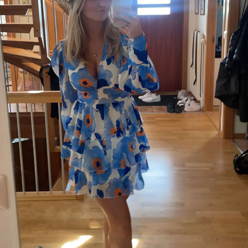 ❤️🔥INTRESSEKOLL❤️🔥 på min fina Astrid Frank klänning köpt förra sommaren inför midsommar. Använd 2 gånger så fortfarande som ny☺️pris kan diskuteras . Mekot.