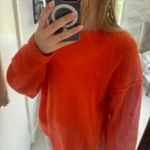 Orange stickad tröja - Super fin stickad tröja från weekday! Andvänd Max 3 gånger. Tröjan är i storlek S. Priset kan diskuteras 