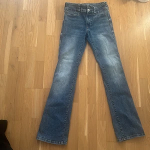 Jeans från hm - Ett par jeans från hm som alldrig kommit till användning. Storlek 170. Köpt för 280kr