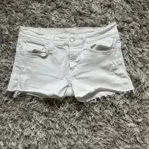 Jätte snygga lågmidjade vita shorts. Köptes för ett tag sedan men inte blivit använda eftersom de var för små.  (Lite skrynkliga av att de varit i garderoben ett tag)  Midjemåttet: 35 cm rakt över 
