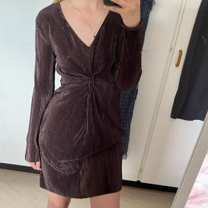 Brun klänning - Jättefin brun klänning ifrån gina, som tyvärr inte kommer till användning❤️ 