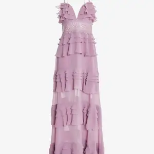 Säljer denna fina balklänning som tyvärr är för stor på mig. Helt ny med lapp kvar!💕Jättefin modell och perfekt nu till balen☀️Köpt för 2500 kr men säljer för 1900 kr❤️