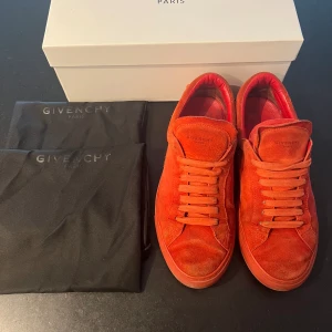 Givenchy - Givenchy skor i storlek 43, skicket är helt okej lite sliten sula och saknar även ett snöre på baksidan av skon . Box och dustbag medföljer.