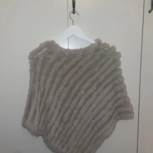 Pälsponcho - Pälsponcho i storlek S, använd fåtal gånger men hängt i garderoben de senaste åren