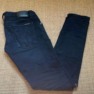Väldigt fräscha nudie jeans (slim fit). Super fint skick, storlek 28/32. Färg marinblå men skulle säga att färgen liknar mycket mer svart!
