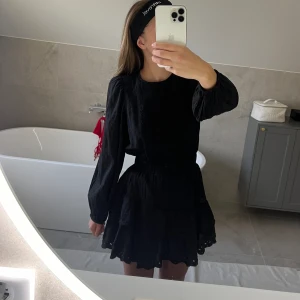 Zara klänning  - Jag säljer en jättefin klänning från zara som inte säljs längre💞💞