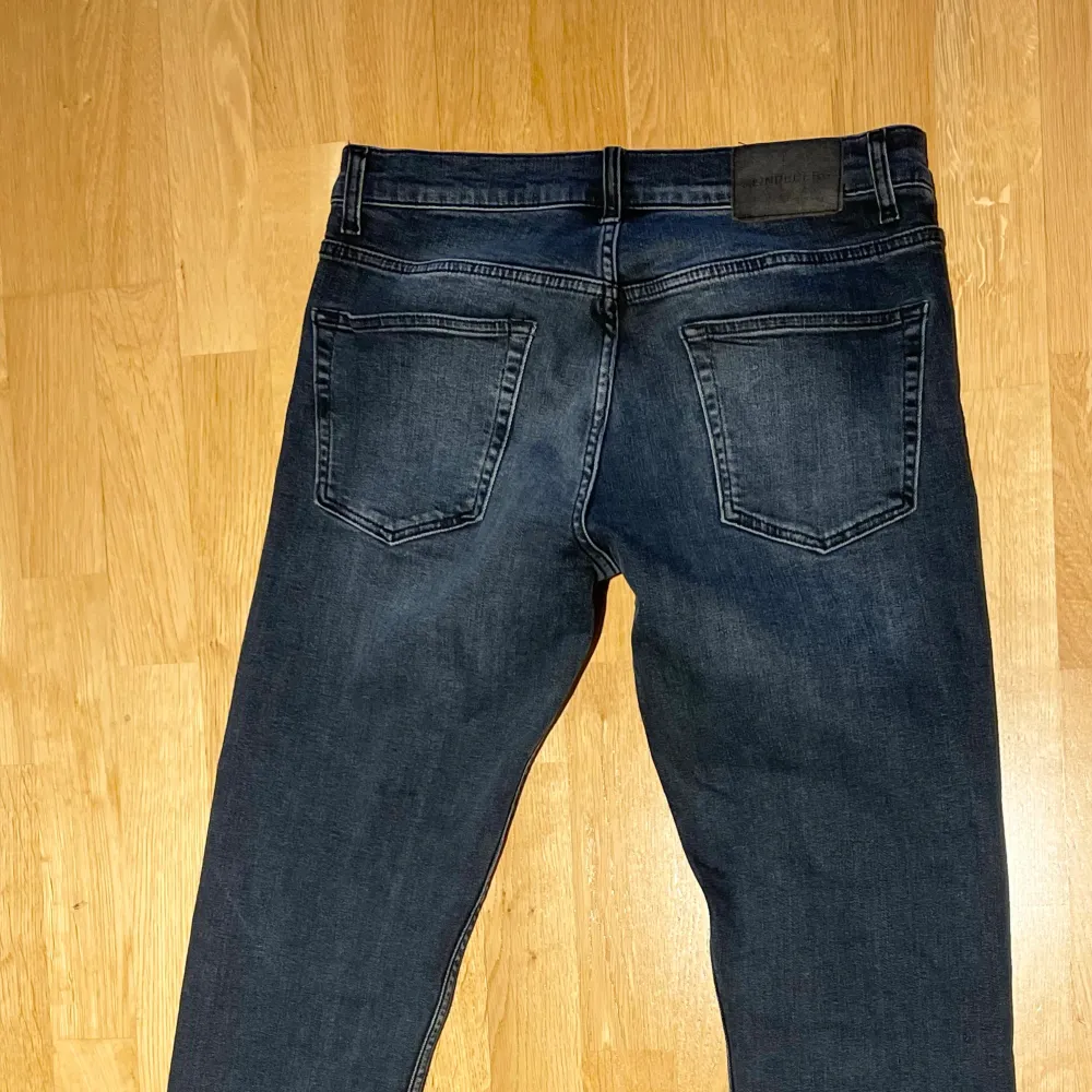 Riktigt stilerena J.Lindeberg Jeans! Skicket är i nyskick. Perfekt passform! Nypris: 1600kr / Priset går att pruta vid snabb affär!. Jeans & Byxor.