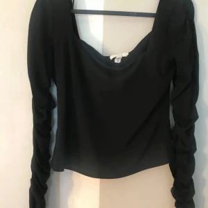 Svart topp - Snygg festlig svart topp med snygga ärmar, kontakta om ni vill ha bilder hur den sitter på o om ni funderar över ngt 