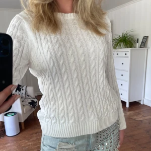 Vit stickad tröja - Supersnygg Ralph Lauren liknande tröja som verkligen är perfekt nu till sommaren och de kyliga kvällarna! ☀️Säljer pga den är en aning för liten på mig, står storlek S men skulle säga den passar M också. Inga defekter!