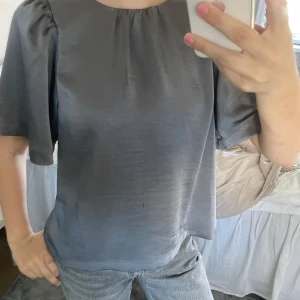 Blus - Silkes blus från neo noir verkligen jätte fin till alla olika tillfällen