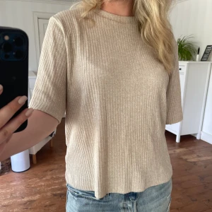 Beige lager157 tröja - Superfin beige tröja från Lager 157 som verkligen är perfekt nu till sommaren! ☀️ Säljer pga jag inte använder den längre, inga defekter! Står storlek M men skulle säga den passar L också! 