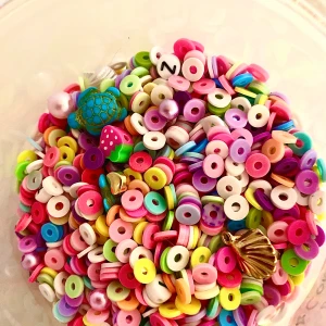 Bead Confetti!🌴 - Här får du pärlor som du kan göra hemma själv!🥥Tråd ingår men det viktigaste är att du får de kul!💓