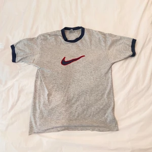 Vintage Nike T-Shirt - En fet vintage Nike T-Shirt. Sömmen har gått upp lite längst ner på tröjan men inget man lägger märke till. Annars väldigt bra skick. Säljs då den bara har hängt i garderoben. Storlek M, DM för mer frågor! 🙌🔥