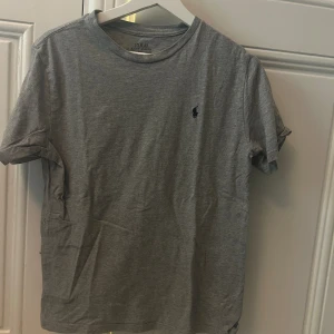 Ralph lauren t-shirt - Skick 10/10, säljer den pågrund av att den är för liten. Riktigt fett t shirt. Kontakta mig vid några funderingar.