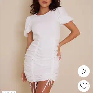 Säljer nu denna vita klänningen från Nelly trend, helt oanvända klänningen, har endas provar 1 gång🤍🤍
