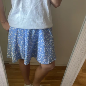 ljusblå prickig kjol - somrig ljusblå kjol med vita prickar från monki i strl xs. Midjan är däremot resår och jag som vanligtvis har S kan ha den utan problem😚