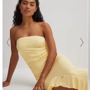 Söker denna gula klänning från nakd i storlek xs-s! Kan betala bra💗 Hör av dig om du vill sälja