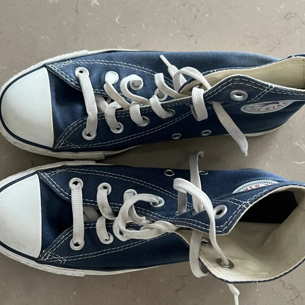 Fina converse skor, mörkblå💙 Bra skick, tvättar omgående innan frakt. Skor.