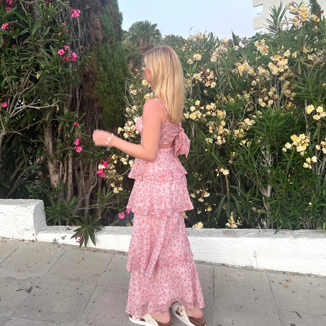 Rosa blommig volangklänning  - 91