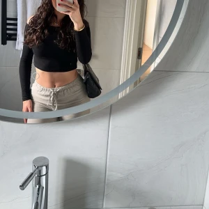 Linnebyxor beige - Linnebyxor beige, är 164 passar mig perfekt . Köpt för 300kr nyligen, pris går o diskutera. Dom sitter perfekt på och har ett bra Material.