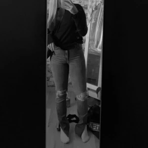 jeans - säljer dessa skit snygga jeansen, dem är från zara och använd fåtal gånger, så sköna jeans🩷finns inte kvar i sortimentet