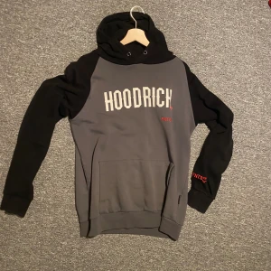 Hoodrich Hoodie - Säljer en hoodrich Hoodie eftersom den ej kommer till användning längre. Den är i bra skick. Den ända defekten är ett litet hål bakom luvan, men hålet syns ej om man ej har luvan på huvudet.