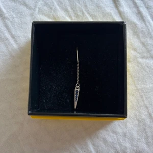 L8hasselblad örhänge - Säljer mitt jättefina och populära örhänge från L8Hasselblad pågrund av att jag inte använder det längre. Köpt för 250kr i butiken. Jättebra skick och inga skador på örhänget