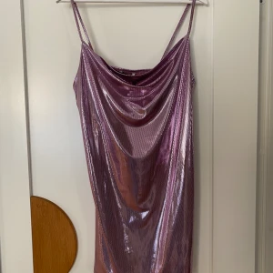 Rosa glittrig klänning  - Aldrig använd!