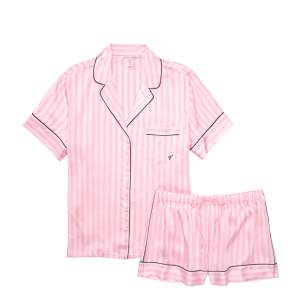 Säljer den översta delen/tröjan av pjamas settet❤️ Äkta victoria secret som är använt flera gånger men i gott skick, har tvättats flera gånger så lite mer ljusrosa i verkligheten