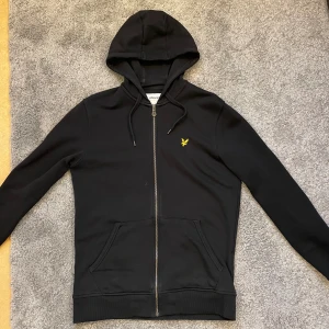 Lyle and scott zip hoodie  - Perfekt skick, storlek XS passar dig runt 1,70cm 
