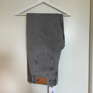 LXA - Straight Jeans - Light Gray  - Jeans från LXA storlek 36 - tall - färg Light Gray.  OANVÄNDA jeans från LXA, prislapp kvar. Säljer då tiden för returnering gått ut. Längd TALL - går ner över skorna nästan till marken på mig (173 cm).
