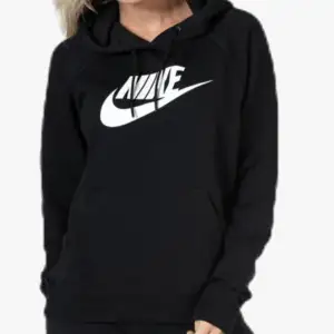 En svart vanlig nike hoodie med storlek M menar passar även om du har S .