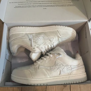Vicinity Akimbo Lows ’White Fox’ - Ett par oanvända Akimbo Lows White Fox. Bra skick endast lite smuts på några ställen som säkert går att tvätta bort, storlek 43. Box och extra snören ingår. Nypris ca 2400kr. Skriv privat om du har frågor!