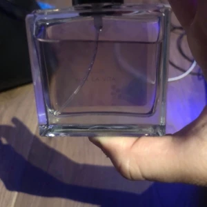 Parfym  - Viva la vita limited edition  Den är typ full 